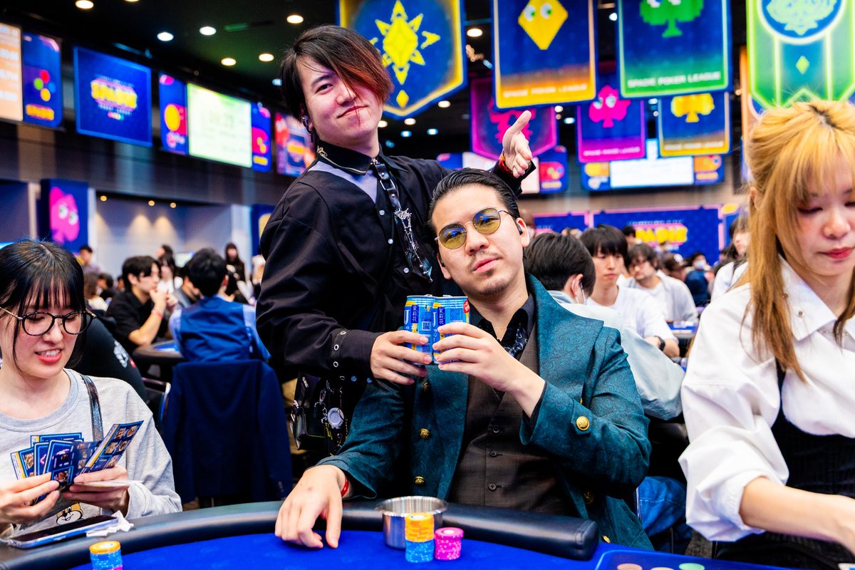 nontilt_poker's tweet photo. 「運に壊されてもなお、
自分を磨き続けられるか。」

Non’Tilt名鑑です！！！
今回ご紹介するのはァァァ！！！
プレイヤーネーム
『Sh1n0』様ぁぁぁ！！！！！
読み方は、しの様！
@Sh1n0nono_

ポーカー歴は、
2023年8月頃からリングを中心にスタート。

活動エリアは、
秋葉原近辺、新宿、恵比寿。

よく行く店舗は、
⚔️秋葉原カジノクエスト！⚔️
＿＿＿＿＿＿＿＿＿＿＿＿＿＿＿＿

🃏ポーカーを始めたきっかけ

Sh1n0様がポーカーにハマったきっかけは、
地元から来た友人とのダーツイベント。

お互い調子が悪く、
予選で敗退。

大幅に時間が余った中で、
たまたまポーカーの話になり、
初めて行ったカジノクエストでライブゲームを初体験。

ダーツが調子悪い時期だったこともあり、
そのまま趣味が変わる形でポーカーにハマったそうです！！
＿＿＿＿＿＿＿＿＿＿＿＿＿＿＿＿

🏆主な実績・印象に残っている大会

優勝店舗は
・Casino Live Tokyo 2回
・EGP EBISU 1回

印象に残っているのは、
ポーカーを始めた年に仲間に誘われて出場したU30のタッグトーナメント。

戦術もほとんど分からないまま参加し、
KKを持っている時に、ペアボードへのCBにコールされただけで、異常にフルハウスを警戒していたそうです🤣
それと、初めてのトーナメントは
内心バクバクだったとのこと。🫀💦

また、
2024夏のU30 MonsterStackでは、
Twitter企画で当選して参加し、
17位 / 124E。

仕事明けに眠い目をこすりながら、
6時間ほどプレイしたことも印象に残っているそうです。🃏😪
＿＿＿＿＿＿＿＿＿＿＿＿＿＿＿＿

😹悔しかった出来事

悔しかった出来事は、
どちらかというと笑い話。

JOPTリングで2時間ほどプレイし、
順調に60BBほど増やしていた時。

まさかの、

ストフラオーバーストフラで飛び。

しかもその瞬間、
終電がなくなってしまったそうです。笑

帰れる駅まで乗って、
夜道を歩いて帰ったとのこと。🚶‍♂️

これはなかなか忘れられません。🤣
＿＿＿＿＿＿＿＿＿＿＿＿＿＿＿＿

🧠プレイ中に大切にしていること

Sh1n0様が大切にしているのは、

・気づいたら自分から両替をすること。
会話に応じること。

・ハンドがスムーズに進むようにすること。

そして、
バッドビートや結果が出ない時期でも、
絶対に他責にしないこと。
感情で他責にするのは簡単。
でもSh1n0様は、
自分と向き合うことを大切にされています。
＿＿＿＿＿＿＿＿＿＿＿＿＿＿＿＿

💪強みと課題

Sh1n0様の強みは、
「どんな時でも楽しむこと。」
そして、
ドローイングデッドじゃない限り席を立たないこと。ひどい飛び方をしても、
笑顔でテーブルノックして去れるのは強みだと思う。とのことです！！

現在の課題については、

「肩の弱さ」🤣

「座学の時間をもっともっと」

AIの活用など色々試しているものの、
まだ学習時間は足りていないと感じているそうです。
＿＿＿＿＿＿＿＿＿＿＿＿＿＿＿＿

🃏Sh1n0様にとってポーカーとは？

運のゲームでもある。
でも実際は、

「運に壊されてもなお、
自分を磨き続けられるか」

のゲームだと思っているそうです。

バッドビートも、
ダウンスイングもある。
でもその中でティルトせず、
期待値を積み続ける。
それができた時、
自分が少し強くなれたと感じるとのこと。
＿＿＿＿＿＿＿＿＿＿＿＿＿＿＿＿

🎯今後の目標

まずは、
大型大会でのITM。
そして最終目標は、
WSOPメインのエントリー費を、
ポーカーだけで作り出すこと。
そのためにまずは、
ポーカーをするために休みを取りやすい仕事に転職することだそうです！
＿＿＿＿＿＿＿＿＿＿＿＿＿＿＿＿

📣最後に皆様へ

「他の紹介されてる人に遠く及ばないですが、会った時はお手柔らかにお願いします🙏😂」
＿＿＿＿＿＿＿＿＿＿＿＿＿＿＿＿

✍️Non’Tilt編集部コメント

Sh1n0様は、

派手な結果だけではなく、
ポーカーへの向き合い方がとても印象的でした。

ダウンスイングでも他責にしない。
バッドビートを受けても自分と向き合う。
ひどい飛び方をしても笑顔でテーブルノックして去る。
そして、
「運に壊されてもなお、自分を磨き続けられるか」この言葉が、まさにSh1n0様のポーカー観だと感じました。

Non’Tiltは、
Sh1n0様の今後のご活躍を全力で応援しております！！！
📣❤️‍🔥❤️‍🔥

この度は快く掲載にご協力いただき、
誠にありがとうございました！🙇‍♂️✨
＿＿＿＿＿＿＿＿＿＿＿＿＿＿＿＿

Non’Tilt名鑑とは！！

ポーカー業界で活躍する
プレイヤー・ディーラー・店舗様を
ご紹介していくプロジェクト！🃏

現在【570名】をご紹介中！

あなたのポーカーストーリーも、
ぜひNon’Tiltでご紹介させてください！

掲載希望・推薦は
Non’Tilt公式LINEまで！📩
https://t.co/nmR7Wh4ym9

いいね・リポストで応援してもらえると本当に幸です！🙏❤️‍🔥❤️‍🔥

最後まで読んでくれた皆様に幸あれ！🤞