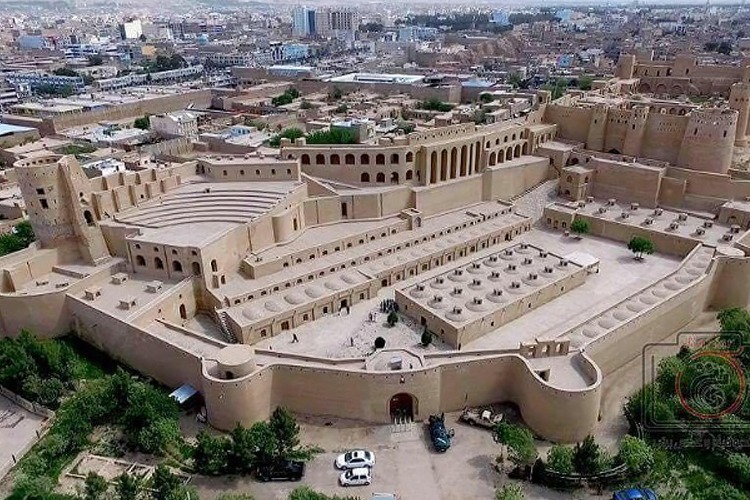 EzatGhafoori36's tweet photo. کوردلان فراری وقتی اتحاد، آرامش و بازسازی در هرات، به‌ویژه دست‌آوردها و بازسازی‌های اخیر را تحمل کرده نتوانستند، دست به برنامه‌ریزی‌های مخرب و پروپاگندا زده‌اند. هیچ مسلمانی، عاقلی و با غیرتی مادر، خواهر، همسر و اعضای خانواده‌اش را بدحجاب نمی‌خواهد. هرکه خلاف حجاب باشد، باغی است! https://t.co/3Gh40NT7PA