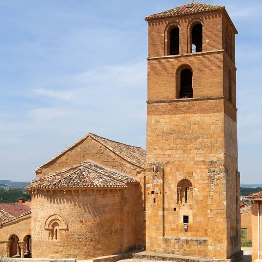 arteguias's tweet photo. A pesar de su aparente modestia, la iglesia de San Miguel de San Esteban de Gormaz (Soria) es un importante templo románico del siglo XI, que simboliza los esfuerzos de reconquista y repoblación de León y Castilla durante los siglos X y XI en zonas de frontera.
#romanico #soria https://t.co/TbNcdkWKOT