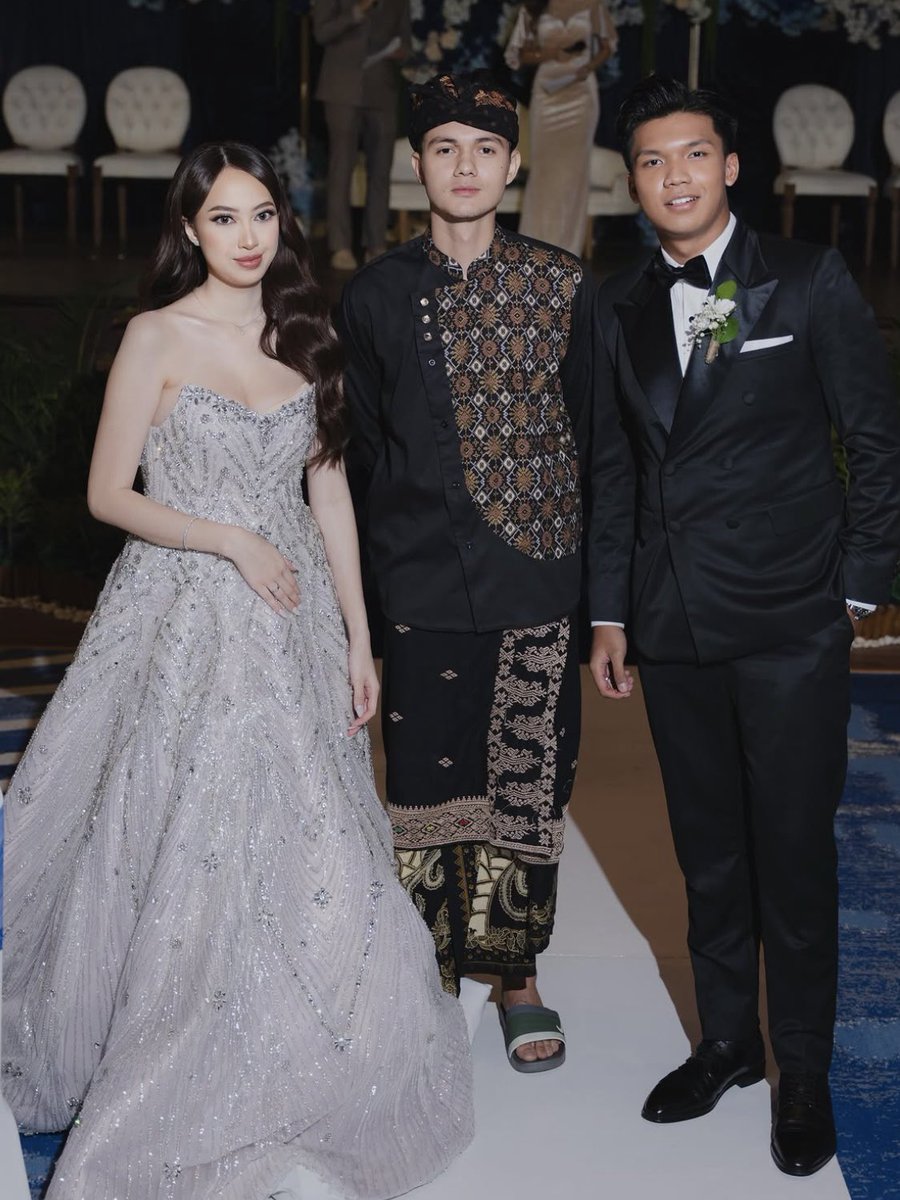 callunalenora's tweet photo. Kegantengan paul gausah dibahas cause who would even argue with that?😎 but THOSE sandals at such a formal wedding???!😭 https://t.co/OX6KN7EMRc