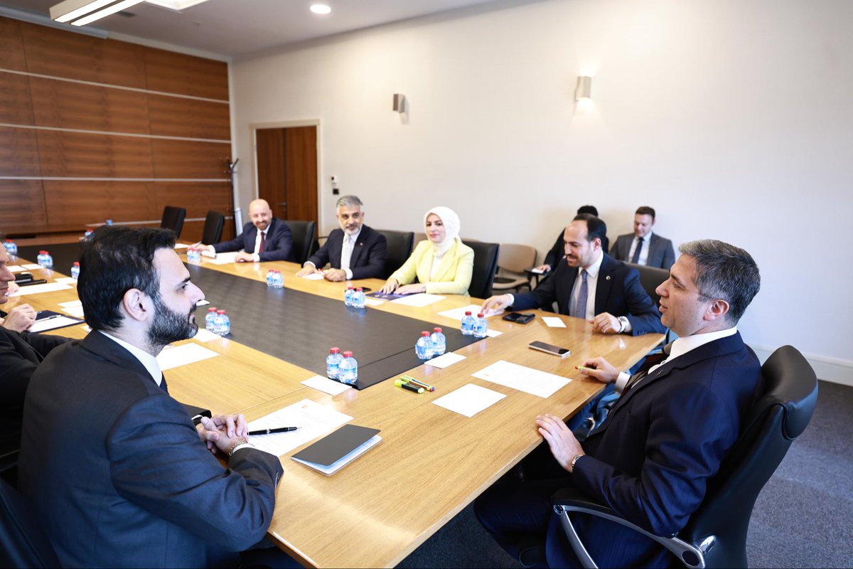 SirakayaZafer's tweet photo. 📍AK Parti Genel Merkez 

@AKPartyForeign Başkan Yardımcılarımızla gerçekleştirdiğimiz birim toplantımızda; bölgemizde ve dünyada yaşanan güncel gelişmeleri, Türkiye’nin ve partimizin dış politika vizyonunu ve önümüzdeki döneme ilişkin çalışma takvimimizi kapsamlı şekilde değerlendirdik.

Cumhurbaşkanımız, Genel Başkanımız  Sayın @RTErdogan’ın liderliğinde; Türkiye Yüzyılı vizyonumuzu uluslararası alanda daha da güçlendirecek adımları, teşkilat çalışmalarımızı ve küresel ölçekte yürüttüğümüz faaliyetleri istişare ettik.