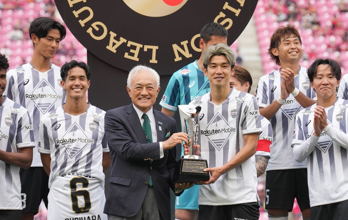 meijiyasuda_pr's tweet photo. ／
明治安田Ｊ１百年構想リーグ
＃ヴィッセル神戸
優勝おめでとうございます🎉
＼
６/６(土)、当社が応援している明治安田Ｊ１百年構想リーグで、ヴィッセル神戸が優勝！
セレモニーでは明治安田杯を大迫勇也選手に贈呈しました！
優勝おめでとうございます⚽

＃Jリーグ
@J_League
@visselkobe

©J.LEAGUE