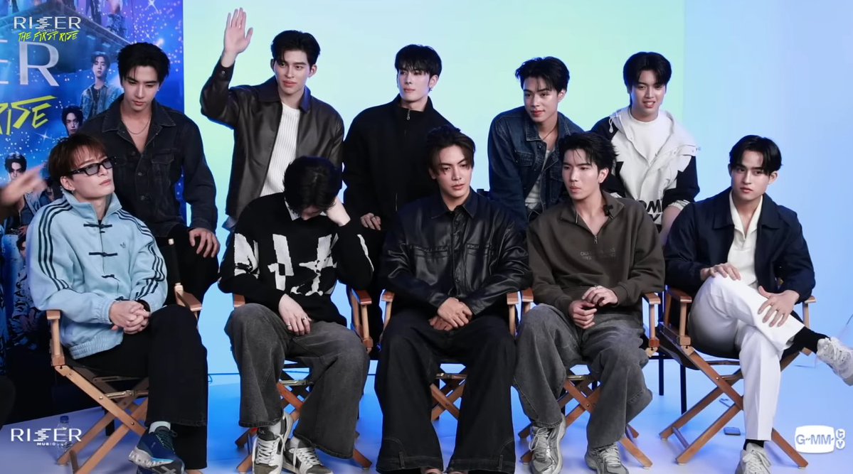 XZH01EN's tweet photo. ยังคงตราตรึงใจกับตำนานเพลงตัวเองทำงง เพลงของคนน้องพี่ตอบเลย 

ในวันที่ไลฟ์ RISERCONCERT ช่วงเล่นเกมทายเพลง ตอนเพลงตัวเองขึ้นอ่ะ งงเลยตอนพี่อู๋ยกปอนด์ก็ยังงงๆว่าเพลงอะไร แต่พอเพลงของคนน้องขึ้นเท่านั้นแหละ เออาจริงๆนะ ยังไม่ถึง 5 วิเลย โน๊ตไปแค่ 4 ห้องเองอ่ะ ทุกคนเพิ่งเปิดต่อมหู แต่ปอนด์ยกมือแล้วอ่ะ มหัศจรรย์ของคนรักกันจริงๆ แล้วบอก"ก็กูเคยฟัง" หึ้ยย ไม่ใชแค่เคยฟังแล้ว อันนี้เขาทั้งร้องให้ฟังด้วยเปล่า หรือตอนทำเพลงไปนั่งอยู่กับเขาด้วย หรือจริงๆอาจจะไปเฝ้ากันตั้งแต่กระบวนการแรกจนถึงกระบวนการปล่อยเพลงเลยมั้ย พูดจริงทุกคนได้ฟังเหมือนกันหมด แฟนคลับที่ดูไลฟ์ก็พร้อมกัน แต่พี่เขาไวมากจริงๆ เหมือนตั้งโนติว่าทุกอย่างของภูวินทร์ คือเป็นอัตโนมัติอ่ะ 

นี่สินะ ความรักของ ปอนด์ภูวินทร์อ่ะ