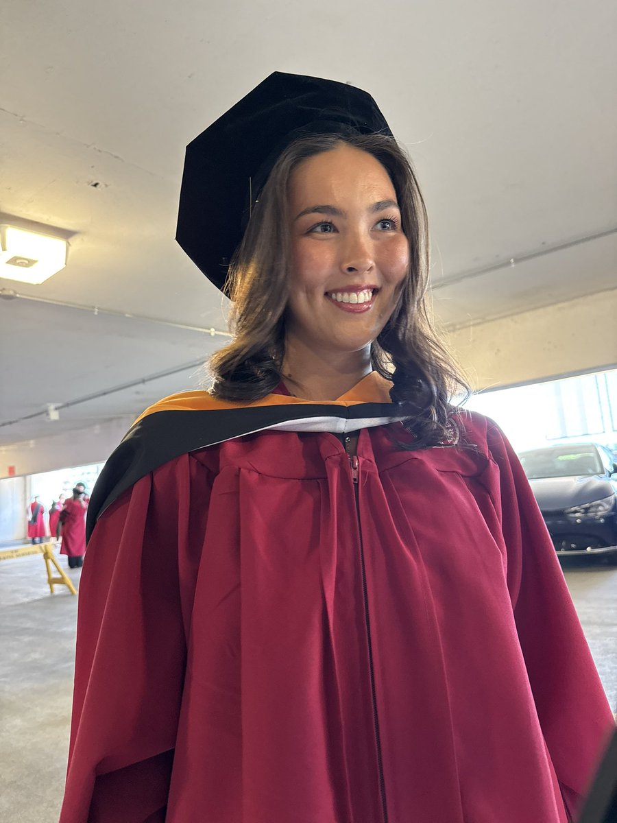 EtsukoFields's tweet photo. 長女の卒業式当日。医療大学なので看護科だけでなくお医者さん、心理学者さんなど色々なカテゴリーの生徒さんが一斉に卒業したので時間かかりましたがやっと卒業...！ https://t.co/X7awfZCgYR