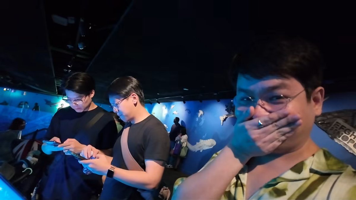 pamxmaq's tweet photo. จั๋งเอเอเซ็ตอวาเรียมที่แตกตื่นกันเมื่อวาน มาพร้อมกับไกลบ้านเทปที่สคปพอดี ที่เดียวกันเลยด้วย ละดูพี่ฟาฮ็อบมากเสื้อคู่มาเดท ส่วนฉันสภาพเดียวกับพี่ฟาตอนเห็นรูปคู่😳 https://t.co/wRMgfY4kHN