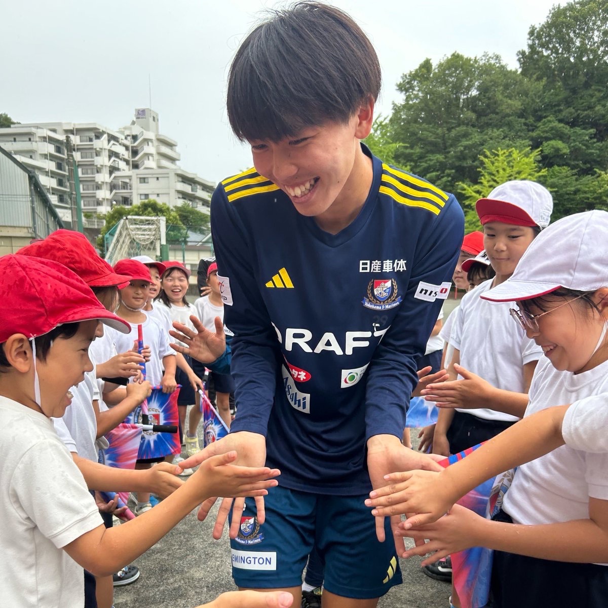 fmarinos_yyy's tweet photo. 🏫━サッカースペシャルキャラバン━⚽️

追浜小学校では
#オナイウ情滋 選手と
#樋口有斗 選手が参加⚽️✨

盛り上げ上手なオナイウ選手と優しい笑顔の樋口選手😊
すぐに子どもたちとの距離も縮まりました👧🏻👦🏻💫

#fmarinos #横須賀市 https://t.co/m7r3XjzRp8