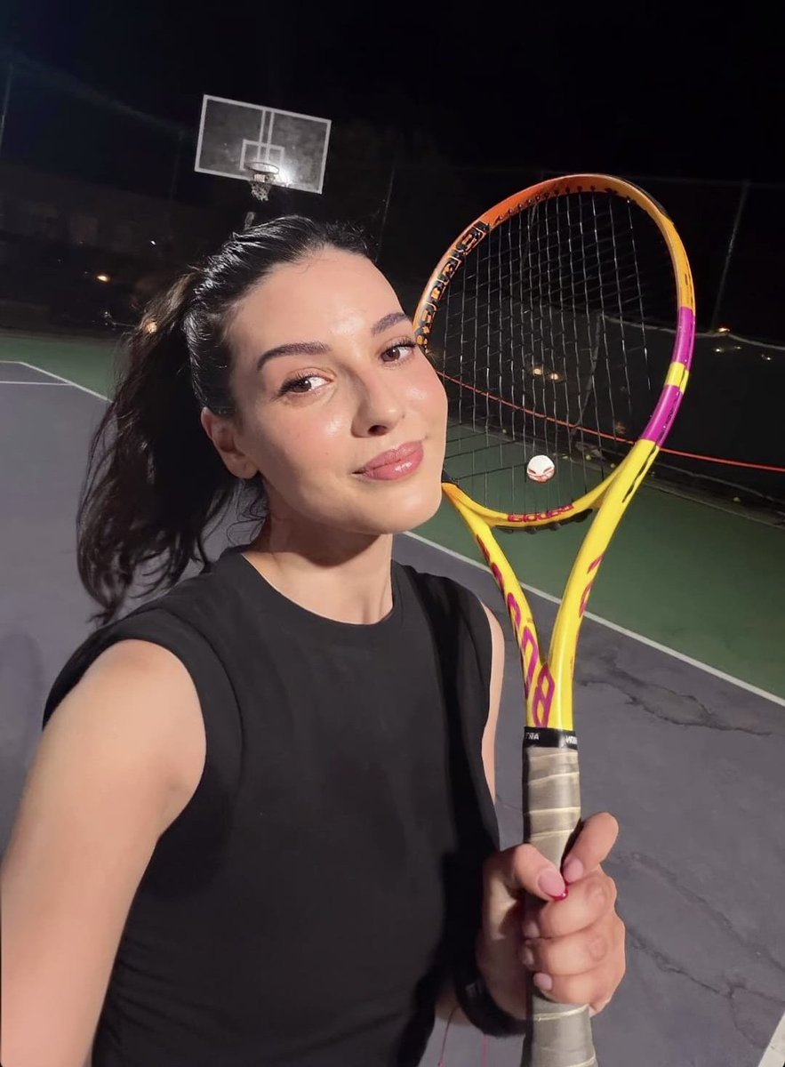 magazinradari's tweet photo. Final yapan 'Kuruluş Orhan' dizisinin yıldızı Mahassine Merabet, yılın yorgunluğunu tenis yaparak atıyor.

#mahassinemerabet #kuruluşorhan #magazin #magazinhaberleri #sondakika https://t.co/StZC8Gf4rb
