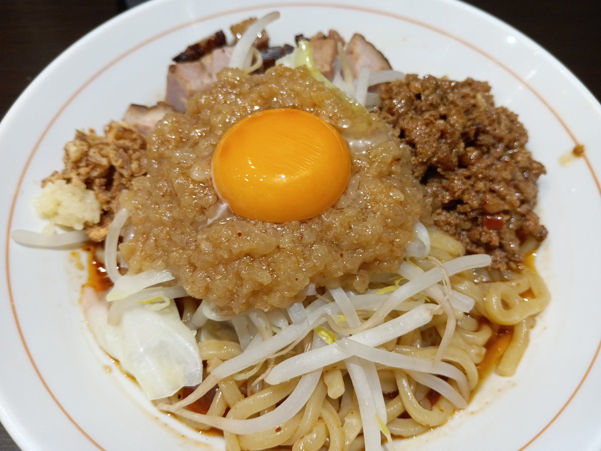 itadu1982's tweet photo. ライトニングファイヤー@春日井市にて博史1100円。基本的には二郎系まぜそばなのですがライトニングさん独自の甘めなのにピリ辛なタレ、チャーシューやミンチ背脂など色々な要素が一体となった他にはない美味しさです。ご飯を投入することによって最後まで楽しめます。 https://t.co/WF9KXNuQE5