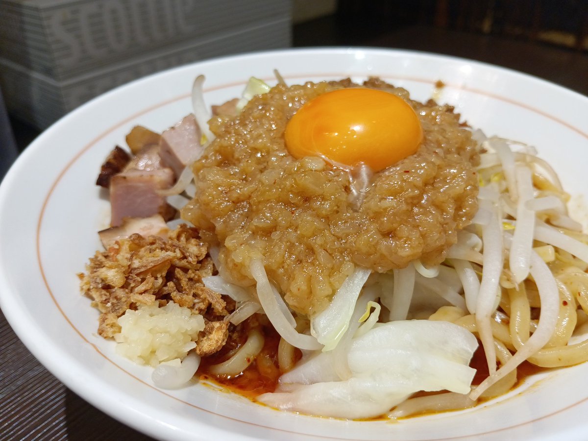 itadu1982's tweet photo. ライトニングファイヤー@春日井市にて博史1100円。基本的には二郎系まぜそばなのですがライトニングさん独自の甘めなのにピリ辛なタレ、チャーシューやミンチ背脂など色々な要素が一体となった他にはない美味しさです。ご飯を投入することによって最後まで楽しめます。 https://t.co/WF9KXNuQE5