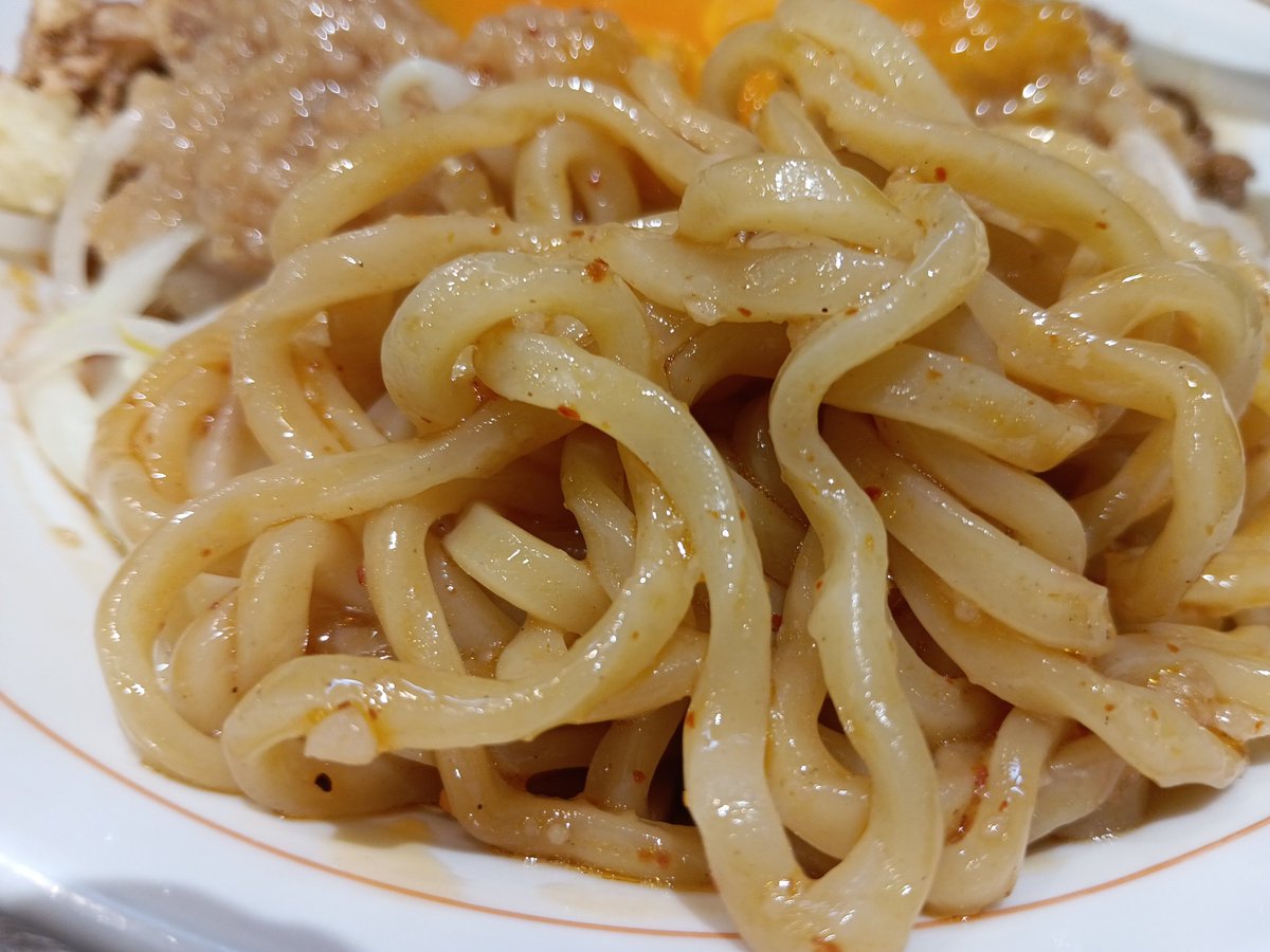 itadu1982's tweet photo. ライトニングファイヤー@春日井市にて博史1100円。基本的には二郎系まぜそばなのですがライトニングさん独自の甘めなのにピリ辛なタレ、チャーシューやミンチ背脂など色々な要素が一体となった他にはない美味しさです。ご飯を投入することによって最後まで楽しめます。 https://t.co/WF9KXNuQE5