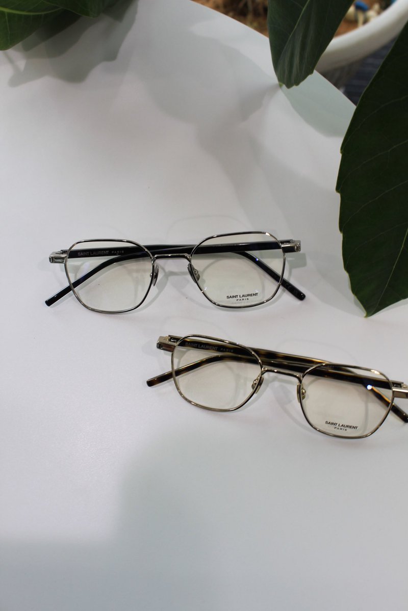 mchonten's tweet photo. #SAINTLAURENT

model:SL883
color:003・005
50◻︎20-145

ガッチリしすぎないやや角を落とした細身のメタルフレームでお顔をシャープに

ぜひ店頭でお試しくださいませ♪ https://t.co/tg419AvPX0