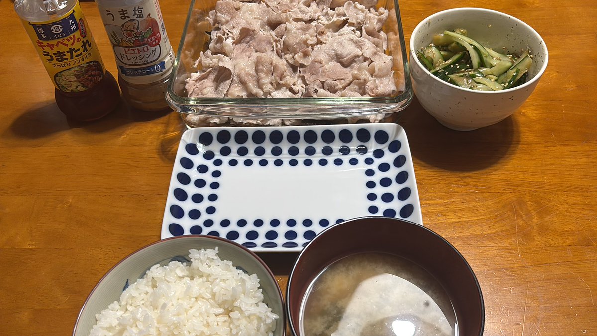 kaiheijango's tweet photo. 本日のジャンゴ飯

冷しゃぶサラダ風ナムルと揚げ焼き茄子のせ
きゅうりの浅漬け(鶏ガラスープ)
豆腐と余り野菜のお味噌汁 https://t.co/d1EWqUGSuW