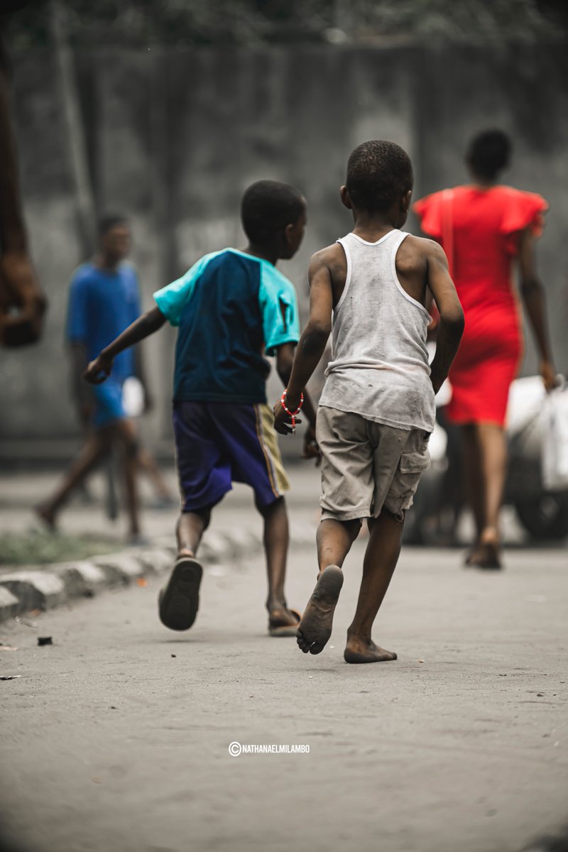 NathanaelMilamb's tweet photo. Between the ball and the notebook, he didn't choose.
He understood that he needed both. ⚽📖
#StreetPhotography #DocumentaryPhotography #Photojournalism #VisualStorytelling #EverydayLife #PhotoOfTheDay #Storytelling #Kids #Football #Education #Future #Kinshasa #Congo #DRC #Afri https://t.co/myQDpZRrve