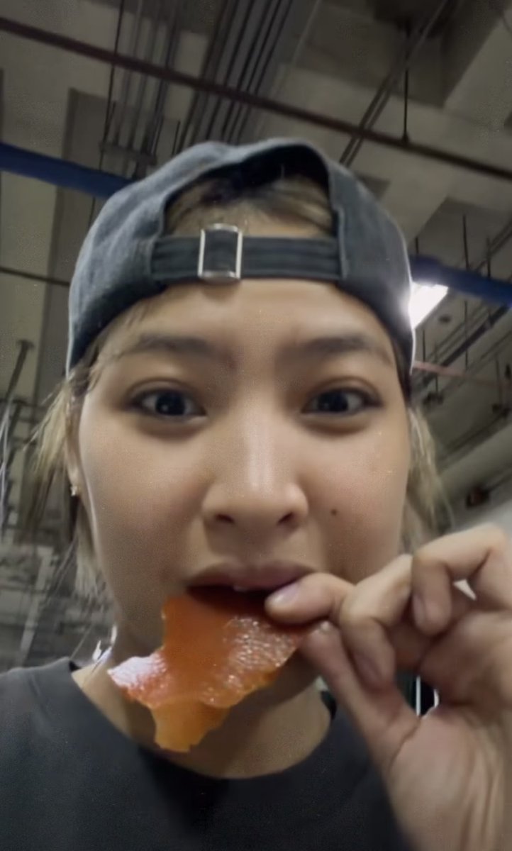 aninotes_'s tweet photo. yung updates ng macolet para silang magka video call hahahaha #things https://t.co/S4kG2XhVNw