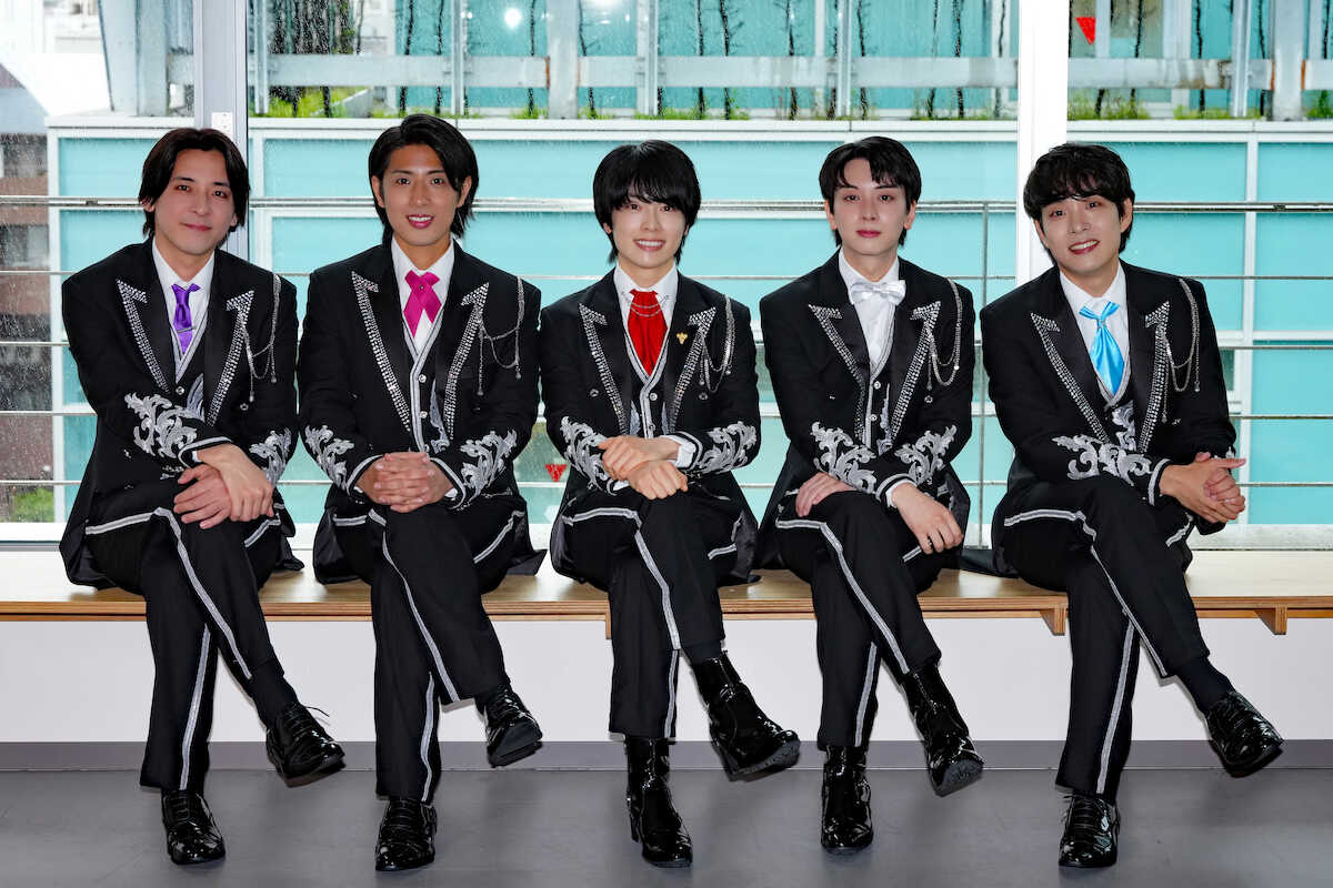 topicool_jp's tweet photo. 【トピクル】

【SHiZUKUインタビュー②】「実は熱い男」や「おねんねタイム」まで、明かした素顔と紅白・ディナーショーへの野望

背景も声の質もバラバラな5人。集まった時、それは単なるグループを超えた、大きなエンターテインメントへと昇華されます

▼記事はこちら▼
🔗https://t.co/FHHYyaoNpL https://t.co/LgNG5jLVJq
