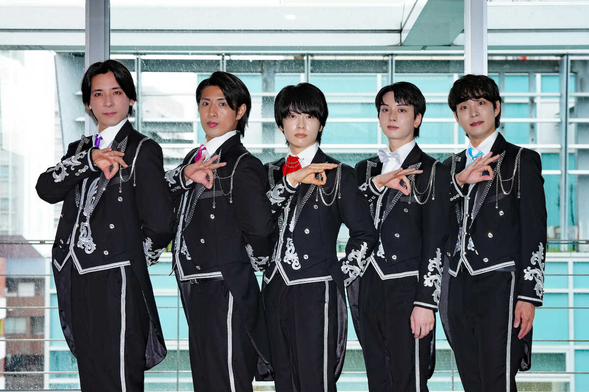topicool_jp's tweet photo. 【トピクル】

【SHiZUKUインタビュー②】「実は熱い男」や「おねんねタイム」まで、明かした素顔と紅白・ディナーショーへの野望

背景も声の質もバラバラな5人。集まった時、それは単なるグループを超えた、大きなエンターテインメントへと昇華されます

▼記事はこちら▼
🔗https://t.co/FHHYyaoNpL https://t.co/LgNG5jLVJq
