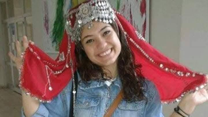 TOPRAK_2_'s tweet photo. 🇹🇷🇹🇷🇹🇷😔
Aybüke Yalçın, "Öğretmen oldum ben” diyerek eğitim ordumuza katıldı.
“Bayrağın dalgalandığı her yer vatandır” 
diyerek, meslek aşkıyla 
görev yerine gitti, genç nesillere bilgi aşıladı. 
Büyük özveriyle sürdürdüğü mesleğinin sekizinci ayında; çok sevdiği öğrencilerinin karne heyecanına ortak olduğu, hayatının baharında aramızdan ayrılan 22 yaşında 
Şenay Aybüke Yalçın öğretmeni, göreve başladığı Batman'da şehit edilişinin yıl dönümünde rahmet ve saygıyla anıyoruz.
09 / 06 / 2017
Aybüke öğretmenimizi unutmadık, unutmayacağız.🇹🇷🇹🇷🇹🇷🇹🇷
Mekânın CENNET Olsun