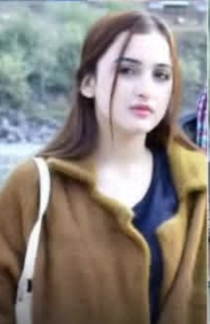 MehwishQamas's tweet photo. جھنگ کی 17/18 سالہ ایشال فاطمہ کے اغوا اور مبینہ قتل کے کیس نے تشویش کی لہر دوڑا دی ہے۔ والد کی ایف آئی آر کے مطابق لڑکی کو اغوا کے بعد ایک گھر منتقل کیا گیا جہاں اسے مبینہ طور پر نشہ آور ادویات دی گئیں، جس کے بعد اس کی حالت بگڑ گئی اور وہ جانبر نہ ہو سکی۔ سی سی ڈی اور پولیس نے کارروائی کرتے ہوئے ایک ملزم کو گرفتار کر لیا ہے جبکہ دیگر نامزد ملزمان کی گرفتاری کے لیے چھاپے مارے جا رہے ہیں۔ متاثرہ خاندان انصاف اور تمام ذمہ داروں کے خلاف سخت کارروائی کا مطالبہ کر رہا ہے۔