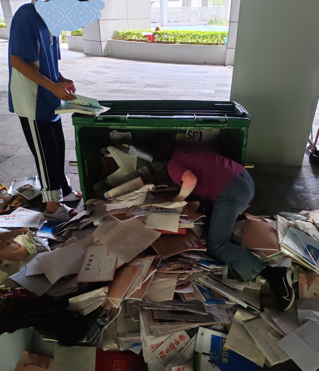 AlexMoldo88's tweet photo. Sorting out old stuff Keep what sparks joy, pass on the rest—simple way to declutter your space and your mind. https://t.co/FezOdjIjIa