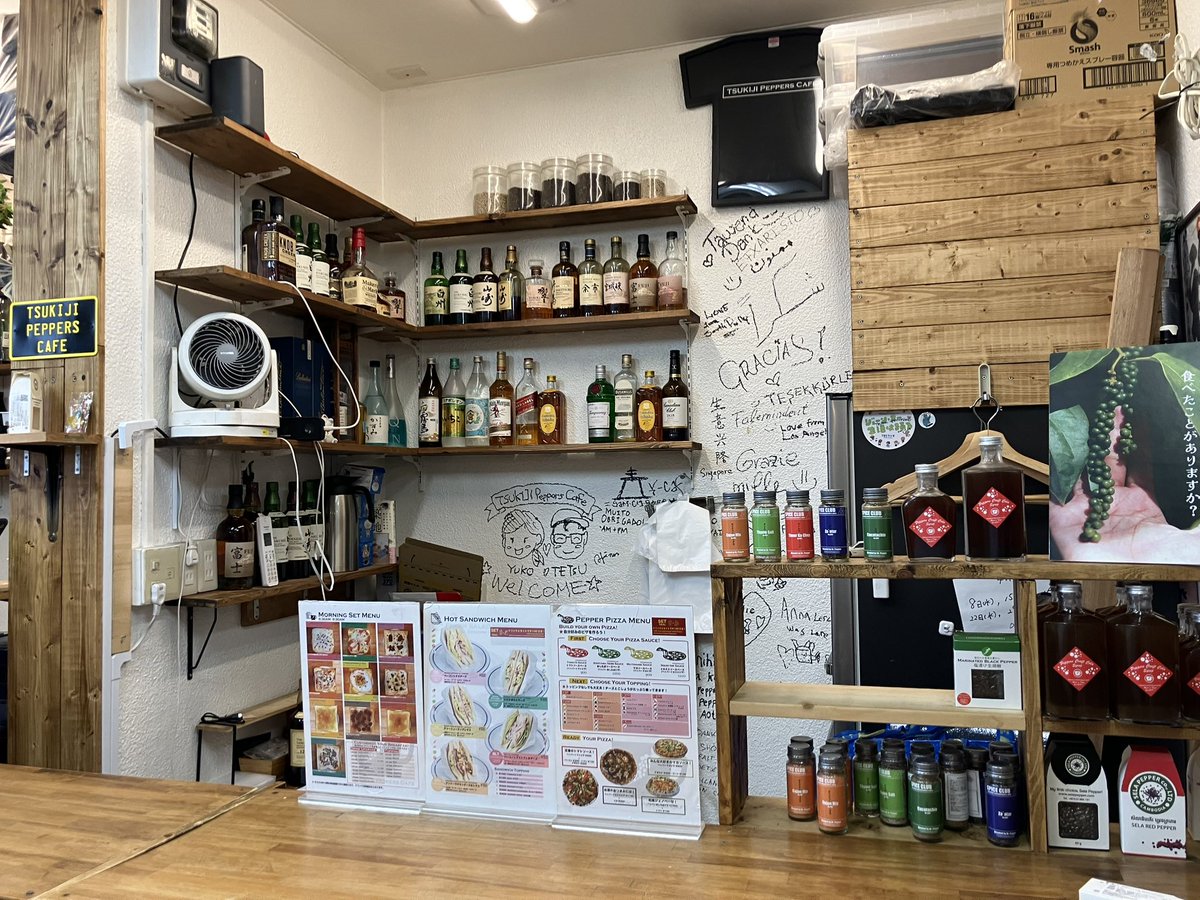 hiro54372's tweet photo. 築地ペッパーズカフェ

築地の路地裏に突然あらわれる謎空間にて、カンボジア直輸入の生こしょうや、それを使用した軽食、様々なオリジナルスパイスが楽しめるカフェ。
生こしょう塩漬けは最高のつまみに。ドリンクにアルコール追加してもらおうかと思いました。こしょう好きにはたまらないお店です。 https://t.co/t9VDHfjLob