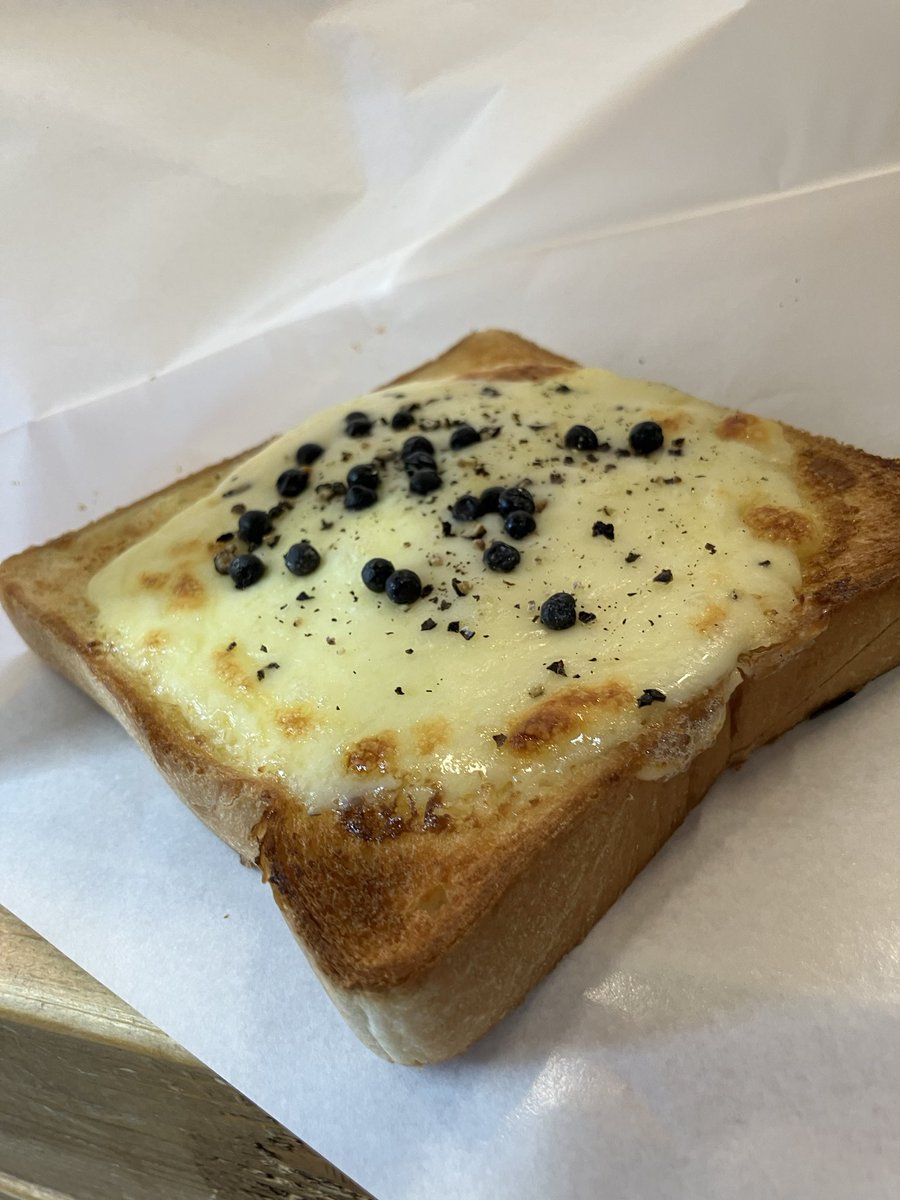 hiro54372's tweet photo. 築地ペッパーズカフェ

築地の路地裏に突然あらわれる謎空間にて、カンボジア直輸入の生こしょうや、それを使用した軽食、様々なオリジナルスパイスが楽しめるカフェ。
生こしょう塩漬けは最高のつまみに。ドリンクにアルコール追加してもらおうかと思いました。こしょう好きにはたまらないお店です。 https://t.co/t9VDHfjLob