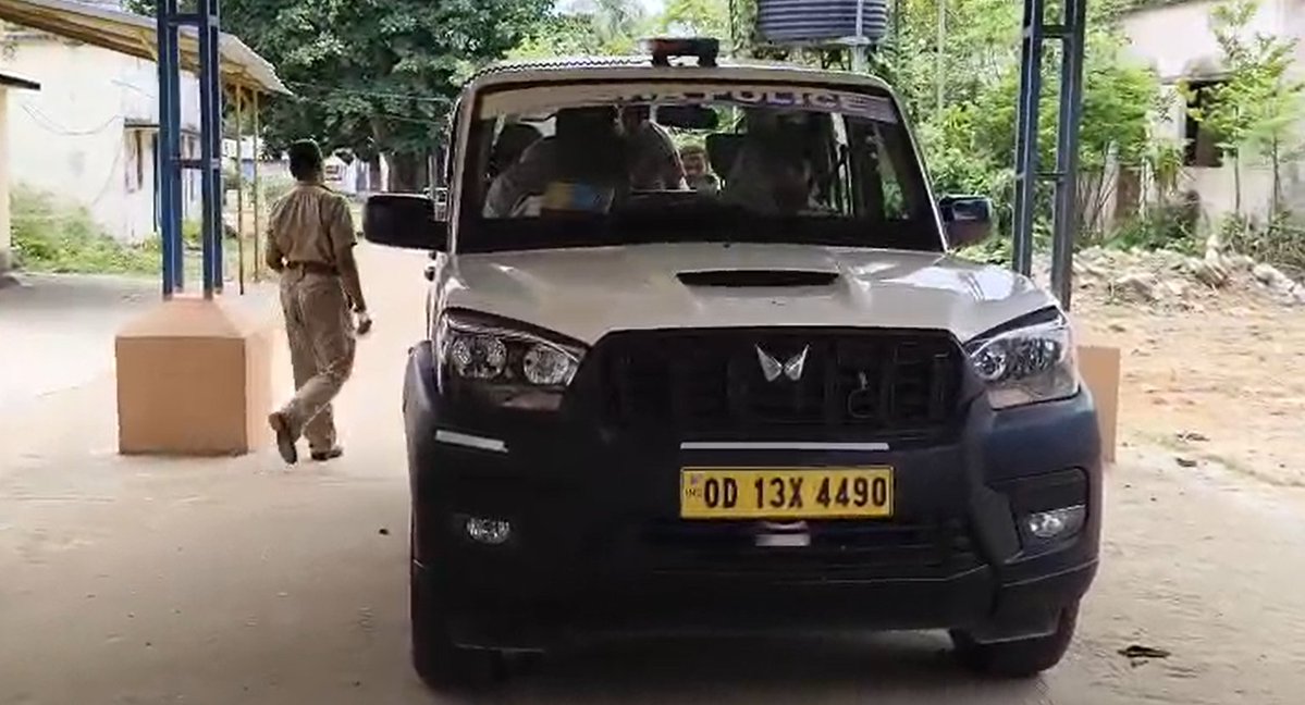 Focusplusnews's tweet photo. 🚨 Police team attacked during operation in Haripur village!

While attempting to arrest a mother and son accused in a cyber fraud case involving over ₹80,000, a police team from Balanga Police Station came under attack.

👮‍♀️ Balanga IIC Sasmita Sahu and two Home Guards sustained injuries during the incident.

🏥 The injured police personnel are undergoing treatment at a medical facility.

Police have launched further action in connection with the attack and the cyber fraud case.

#Puri #Balanga #CyberFraud #PoliceAttack #OdishaNews #BreakingNews 🚨👮‍♀️⚖️