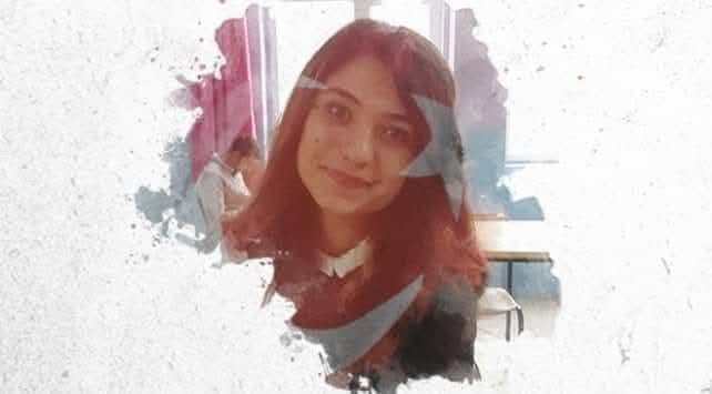 TOPRAK_2_'s tweet photo. 🇹🇷🇹🇷🇹🇷😔
Aybüke Yalçın, "Öğretmen oldum ben” diyerek eğitim ordumuza katıldı.
“Bayrağın dalgalandığı her yer vatandır” 
diyerek, meslek aşkıyla 
görev yerine gitti, genç nesillere bilgi aşıladı. 
Büyük özveriyle sürdürdüğü mesleğinin sekizinci ayında; çok sevdiği öğrencilerinin karne heyecanına ortak olduğu, hayatının baharında aramızdan ayrılan 22 yaşında 
Şenay Aybüke Yalçın öğretmeni, göreve başladığı Batman'da şehit edilişinin yıl dönümünde rahmet ve saygıyla anıyoruz.
09 / 06 / 2017
Aybüke öğretmenimizi unutmadık, unutmayacağız.🇹🇷🇹🇷🇹🇷🇹🇷
Mekânın CENNET Olsun