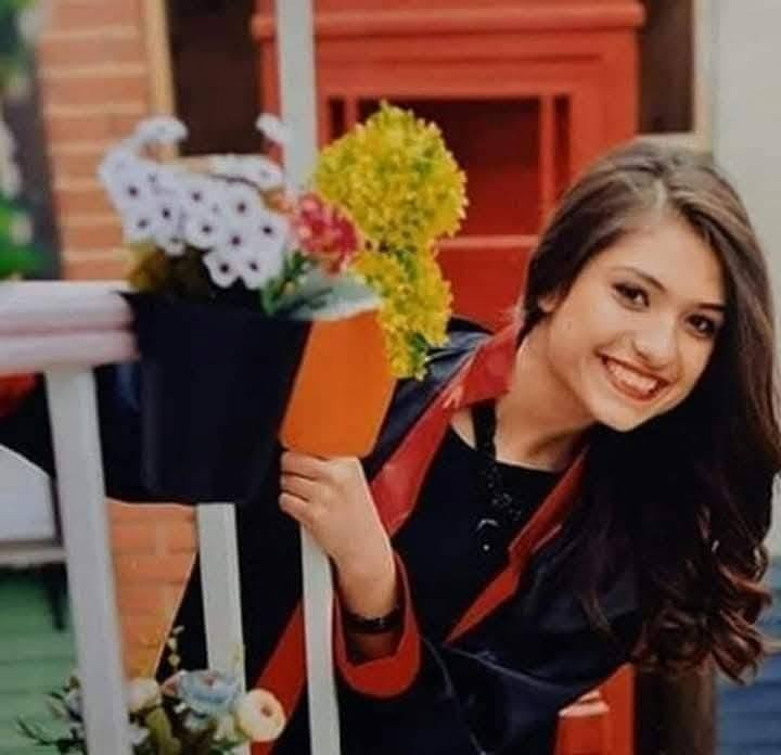 TOPRAK_2_'s tweet photo. 🇹🇷🇹🇷🇹🇷😔
Aybüke Yalçın, "Öğretmen oldum ben” diyerek eğitim ordumuza katıldı.
“Bayrağın dalgalandığı her yer vatandır” 
diyerek, meslek aşkıyla 
görev yerine gitti, genç nesillere bilgi aşıladı. 
Büyük özveriyle sürdürdüğü mesleğinin sekizinci ayında; çok sevdiği öğrencilerinin karne heyecanına ortak olduğu, hayatının baharında aramızdan ayrılan 22 yaşında 
Şenay Aybüke Yalçın öğretmeni, göreve başladığı Batman'da şehit edilişinin yıl dönümünde rahmet ve saygıyla anıyoruz.
09 / 06 / 2017
Aybüke öğretmenimizi unutmadık, unutmayacağız.🇹🇷🇹🇷🇹🇷🇹🇷
Mekânın CENNET Olsun