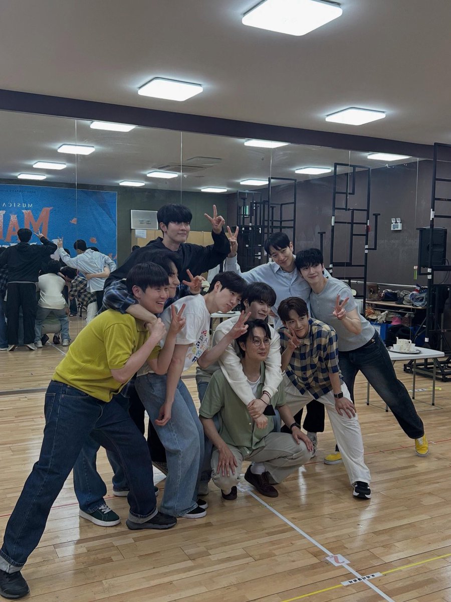 _shape_of_star's tweet photo. 까치발 ㅈㄴ 귀엽네ㅜ 안그래도 큰데 https://t.co/hbxsWx0jLm