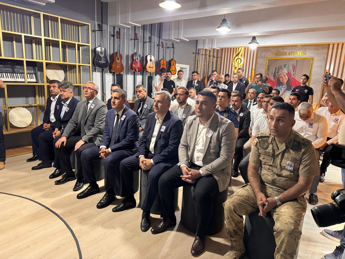 KozlukAkparti's tweet photo. Şehit Öğretmenimiz Şenay Aybüke Yalçın'ı; İlçe Başkanımız Sayın Hakim IŞIK, kamu kurum amirleri ve vatandaşlarımızın katılımıyla, şehit edildiği caddede ve adını taşıyan Şehit Şenay Aybüke Yalçın Anadolu Lisesi Müzik Atölyesi'nde rahmet ve minnetle andık. Mekânı cennet olsun. https://t.co/c0Nn9fd7tF