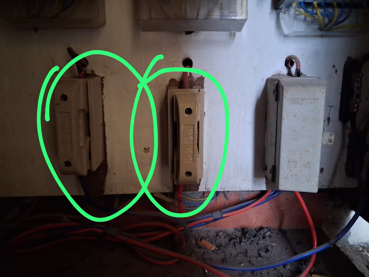 saandah's tweet photo. Voltage Fluctuations நிரந்தரமாக வந்து விட்டது.  மின்வெட்டு பிரச்சனைக்கு அதுதான் காரணம். அங்கங்கு Transformer-ல Fuse போகுது. இன்னிக்கு எங்க பில்டிங் மெயின் போர்டு 2 Fuse எரிந்துவிட்டது. புதுசா மாத்தியிருக்கோம். நன்றி @TANGEDCO_Offcl https://t.co/7ehz3noDNZ