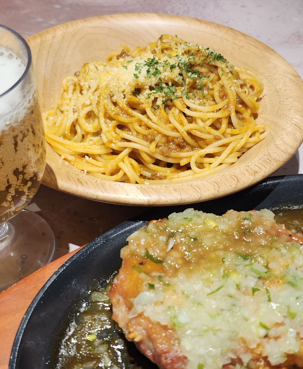 saizeriYapolice's tweet photo. 明日はいよいよサイゼリヤのメニュー改定がある日だぞー！！📢

みんな、何がどう変わるのか気になってると思いますが主に↓

・若鶏のディアボラ風
・柔らかチキンのチーズ焼き
・パルマ風スパゲッティ
・ミートソースボロニア風
・ラムのランプステーキ
・ビーフステーキ

の6つが変わります！！

それから、
季節限定の｢冷たいパンプキンスープ｣が登場します🎃

①若鶏のディアボラ風、柔らかチキンのチーズ焼き🐔🍗

差し込みメニューといってタイミングによって在庫があれば食べられるメニューになります。

メニュー表から消えることだけが先行して、終売かのような言われ方をみていますが終売ではありません🚨

またAI画像を用いてメニュー改定後は
｢クルーさんを呼び出さないと食べられない｣
かのようなポストが流布されています。

注文番号は変更無いので、この件でくれぐれもクルーさんを呼び出さないようにご協力をお願いいたします。

②パルマ風スパゲッティ、ミートソースボロニア風🍝🇮🇹

パスタソースの扱い方が変わります。

今まで→ソース上がけ
これから→ソース混ぜ混ぜ

に全国共通で変わります。

味は自分の舌を信じてお確かめください。

③ラムのランプステーキ、ビーフステーキ🐮🐏

対象エリアが変更となります。

どのエリアにどっちが登場するのかは当日までお待ちください。

④冷たいパンプキンスープ🎃🧙

全国共通で登場します。

価格は前回と同様180円です。

生クリームが無くなっています。

最後に、
ここまで読んでくれたアナタに調査中の説を！！

長らく欠品していた生ハムがそろそろ復活する説( ・`д・´)

それでは皆様、最後のお別れ会、存分に楽しんでくださいねー！！👮

#サイゼリヤ
