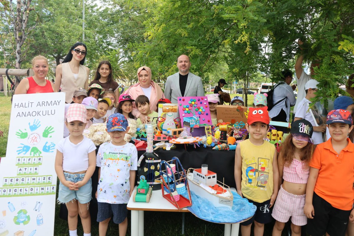 maltepemem34's tweet photo. ♻️ 🌳 Müdürlüğümüzce düzenlenen “Sıfır Atık Haftası ve Çevre Günü Etkinliği” Millî Eğitim Müdürümüz Hale Bağce Özbaş, şube müdürü, okul yöneticileri, öğretmen, öğrenci ve velilerimizin katılımıyla gerçekleştirildi.

Program kapsamında öğrencilerimizin hazırladığı koro dinletisi büyük beğeni toplarken geri dönüştürülebilir malzemelerden tasarlanan ürünlerin sergilendiği Sıfır Atık Defilesi de ilgiyle izlendi. Defilenin ardından öğrencilerimizin hazırladığı çevre bilinci ve geri dönüşüm temalı çalışmalar incelendi.

Program, ailelerin ve öğrencilerin birlikte katıldığı uçurtma şenliği ile renkli görüntülere sahne oldu. Gün boyunca gerçekleştirilen atık toplama etkinliğiyle çevre temizliğine dikkat çekilerek sürdürülebilir bir gelecek için farkındalık oluşturuldu.

Çevreye duyarlı nesiller yetiştirme hedefiyle gerçekleştirilen programa katkı sunan yönetici, öğretmen, öğrenci ve velilerimize teşekkür ederiz.🌱💚

📍Maltepe Sahili/Batık Gemiler Mevkisi

@tcmeb @Yusuf__Tekin @MucahitYentur @istanbulilmem @halebagceozbas @istmemdenizmavi
