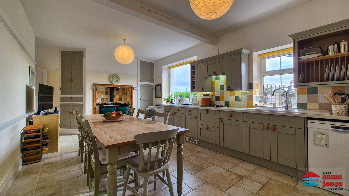 SusanAlJones's tweet photo. Substantial character home on a generous plot in Pwllheli, with attic rooms, garage &amp; large south facing garden. For full details, visit https://t.co/Mj1ojwU8cI https://t.co/FOpncS4CiM