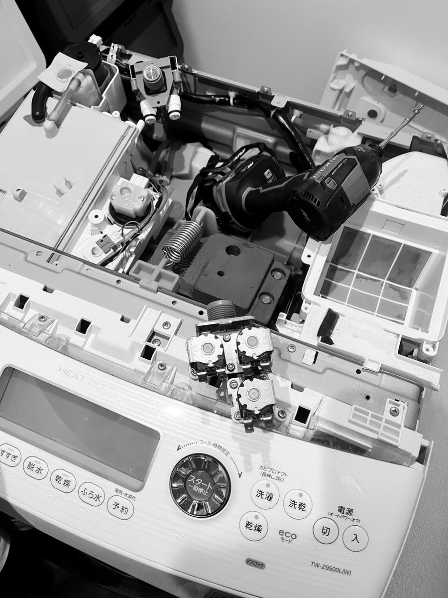 slothcoffee's tweet photo. 14年目の洗濯機の調子が悪くなってきたのでダンナさんが解体•部品交換してる。さっきから叫び声がよく聞こえるが大丈夫か😳 https://t.co/TGrir2bzCm