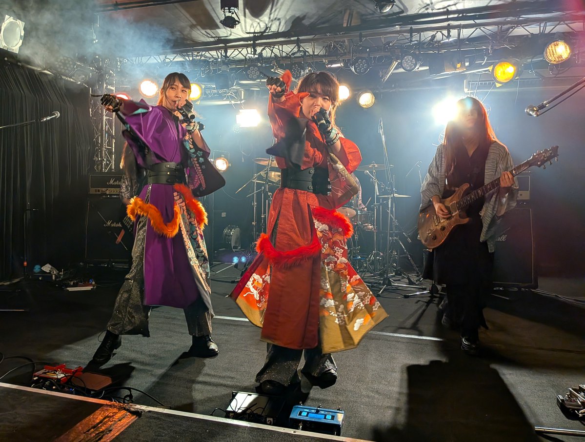 mtdxb's tweet photo. 舞台女優＆ガールズバンド：RAIDEN feat. Risky Melody @RAIDEN_0917（紅）星守歩姫 @Ayuki_VM_ &amp;（紫）鈴木玲那 @raiden_rena  &amp;（ギター）Asumi @Asumi_RM：劇団たまゆら7月公演（7/9～）出演（撮影：6/7） https://t.co/vv3uGEn3WB https://t.co/a54ev4LYUi