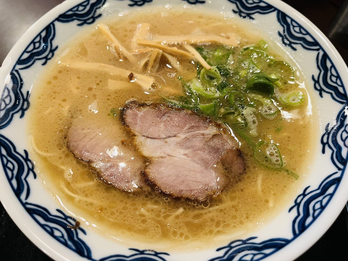 urasyl's tweet photo. 港区西麻布・博多麺房赤のれん 西麻布本店、らぁめん
このへんに夜な夜な集う人間はよく分からんがうんめぇ😭 https://t.co/jCenNHuYVS