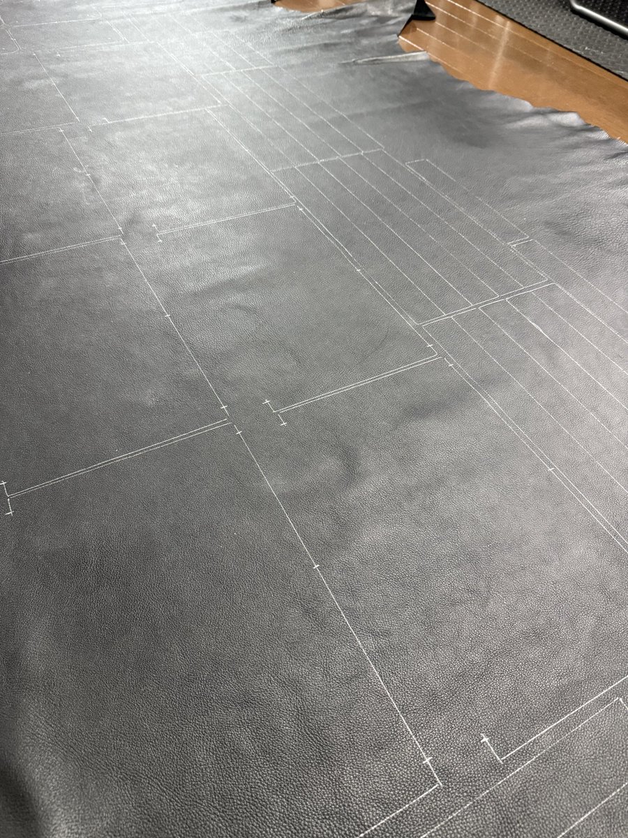 kawaitten's tweet photo. 教室で人気のバケツバッグ、ブラックのキットを4セット組みました。
普段使いに便利なサイズ感。
裁断と厚さ調整済みなので、未経験の生徒さんでも安心して制作できます。
プレゼント用としても人気です。 https://t.co/Be2cI1j97R