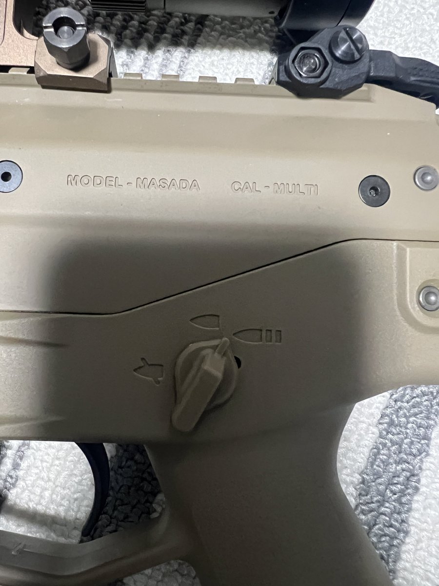 TACTICAL340348's tweet photo. @kittuuune 検証結果
左の画像がチャージングハンドルを引いてない状態、右が引いた状態。
左のままでマガジン刺して撃つとやはりセミオートになりました。
チャージングハンドル引いた状態でセレクターをフルに倒さないといけないみたいです！
質問の答えになっているでしょうか？ https://t.co/h2FIOxDORh