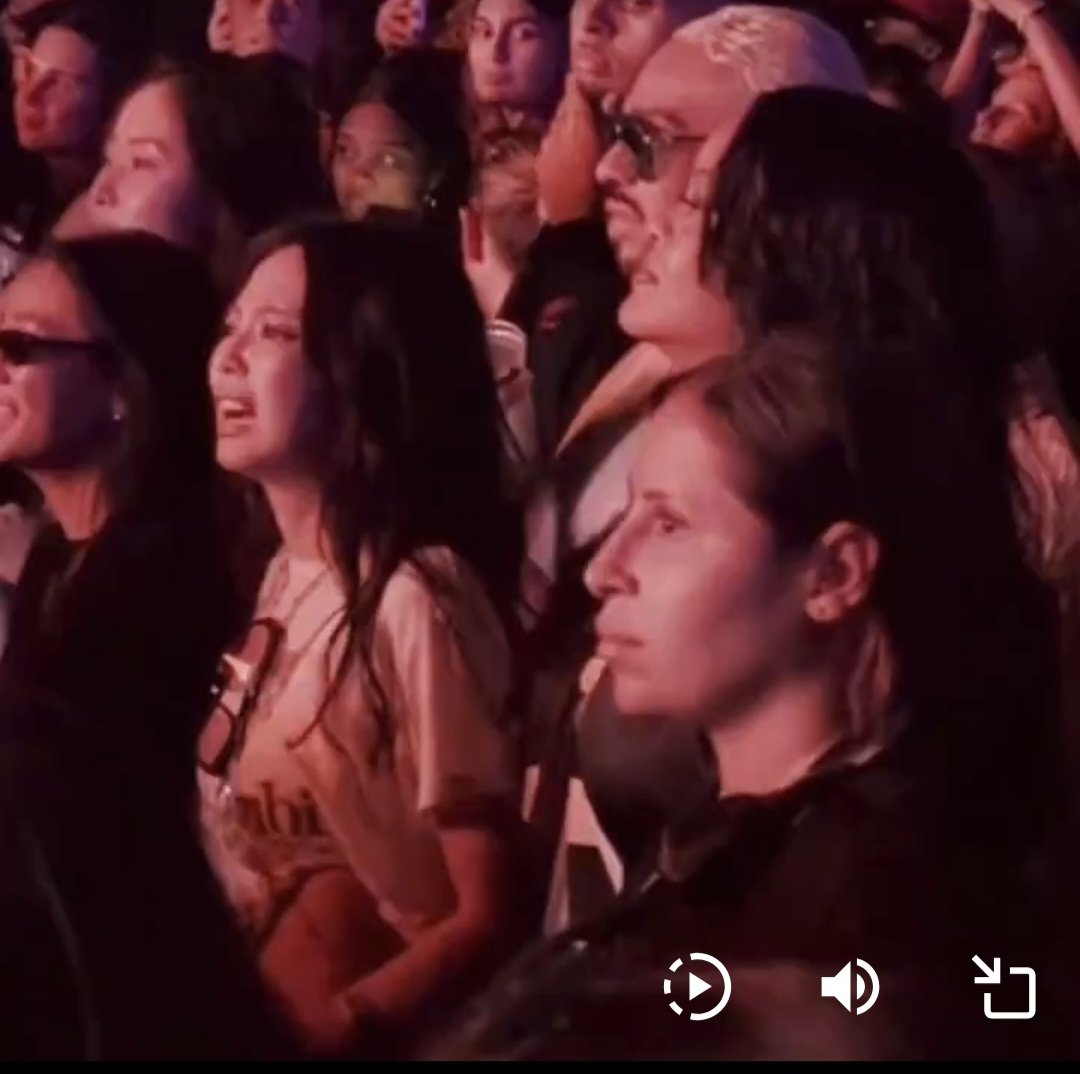 Adrianaphilips's tweet photo. Jennie Be Like........
"What in the Actual Gibberish Is This Girly Singing?????'"

#JENNIEGovernorsBall #JENNIE
#Rihanna https://t.co/TJ0SHqj2RT