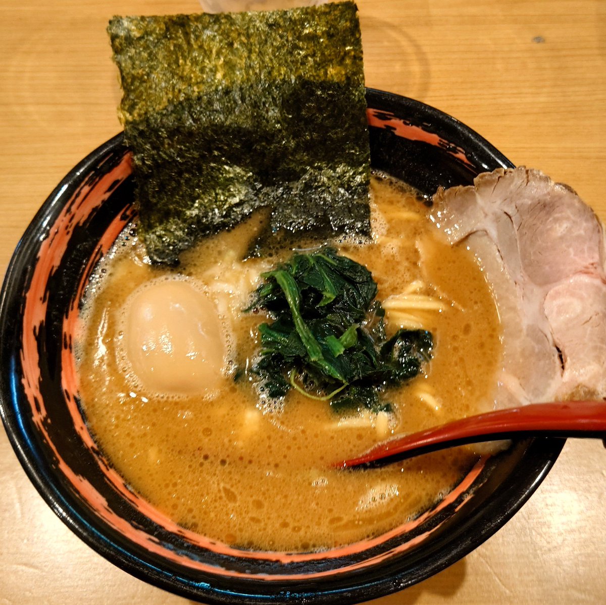 act_chosa's tweet photo. 2日前のラーメン事情🍜
現場待機中に近くの玄武へ❣
片町、香林坊に来たらここ、
豚骨醤油が安定の味😘
身内の作るラーメン、サービスも最高😀
#片町　#玄武　#豚骨醤油 https://t.co/UJWeWQDcGw