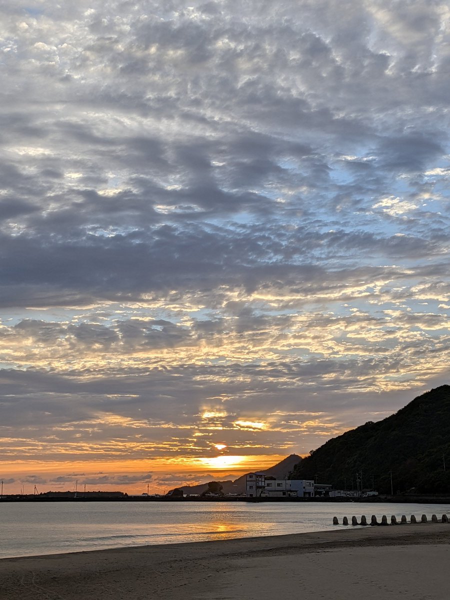 QRSpi3lHWnYhEz4's tweet photo. 2026.6.9.19:07 空と海
日の入り時刻19:23
それより少し早く沈みそう https://t.co/mORwn2dO1B