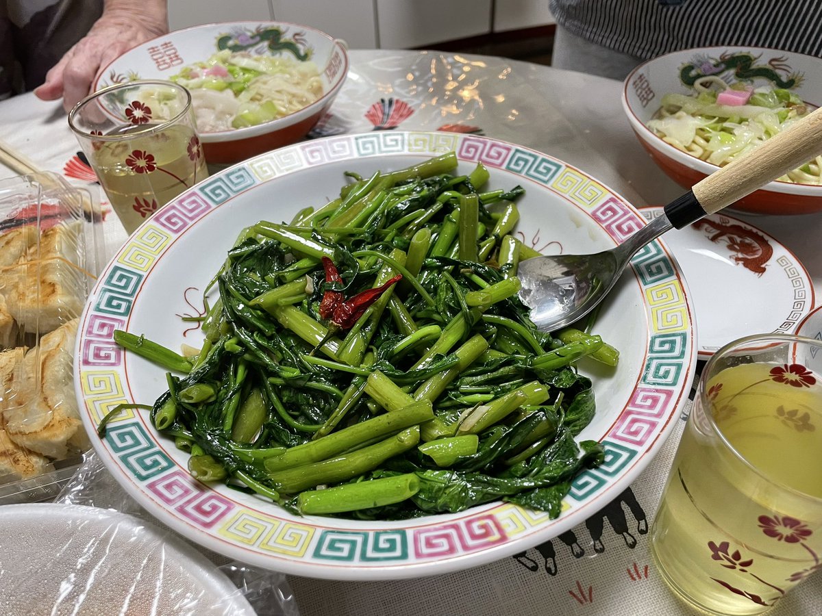 RattenGiken's tweet photo. 畑で密造した空芯菜(エンツァイ)を日本統治下の台湾帰りの祖母に食べさせたら「懐かしい」と大好評

空芯菜ってなんで日本で流通せんのかな。作るしか選択肢がない https://t.co/l3HM9lodSL