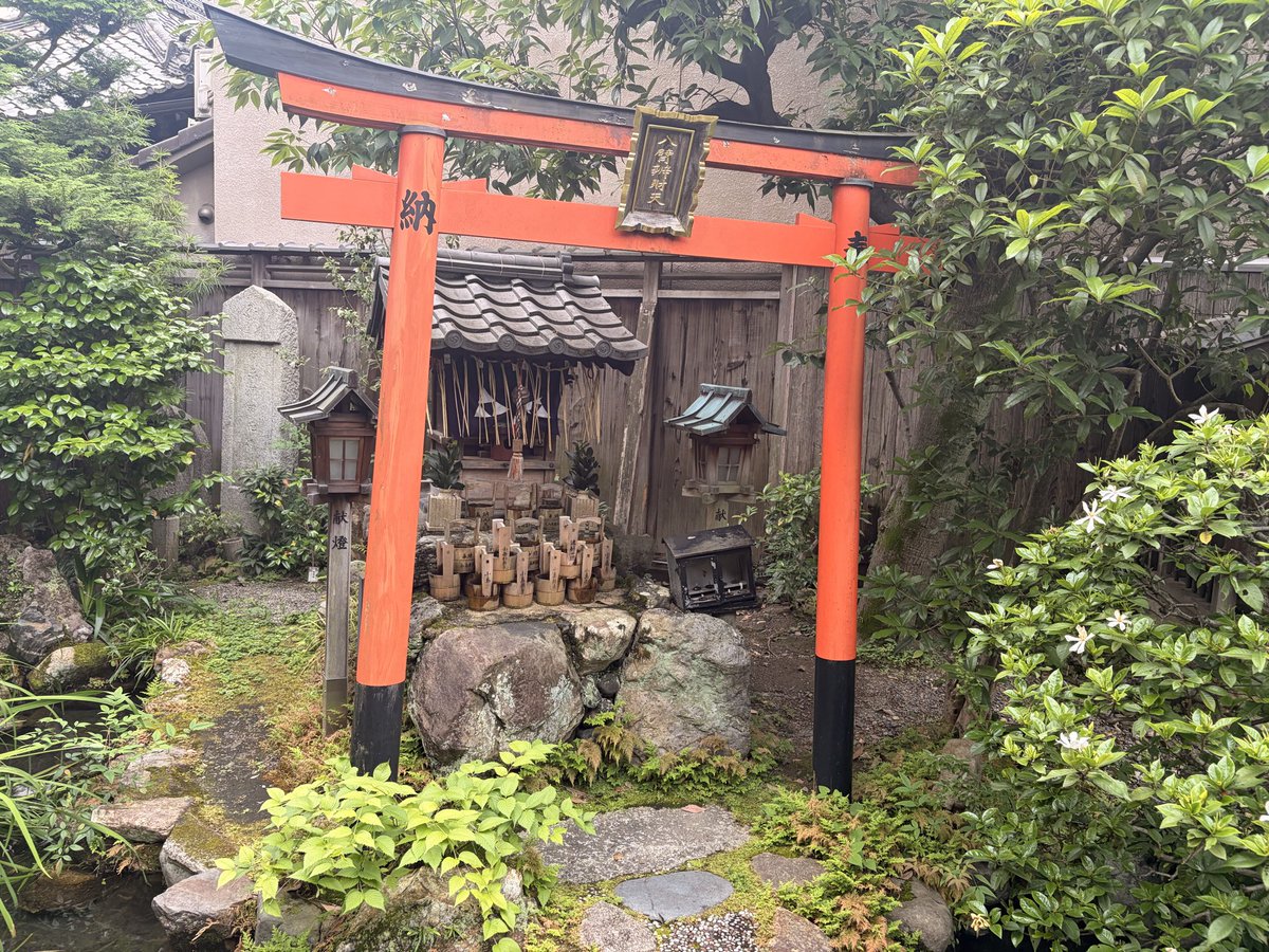 thbsaa_'s tweet photo. エドワード・ゴーリー展をメインに京都へと思い立った私 思案しまくってSNSを見ていたら髑髏の御朱印と髑髏の御朱印帳が有るとの事、そして訪れた今日は特殊御朱印が貰えるとの事だったので旅行初日にお邪魔させてもらいました。素敵な空間とここだけの素敵な御朱印最高！
写真の撮り方は許して(>︿< https://t.co/0BXfBiXIKy