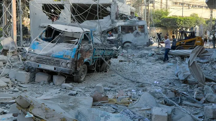 IPAZIA2025's tweet photo. #RelataRefero

#Libano: a #Tiro, almeno 8 libanesi uccisi dalle bombe di #Israele, mentre popolazione è costretta dall'esercito israeliano (#IDF) a evacuare.

https://t.co/KcV7xroyBm https://t.co/st4cZMPRr5
