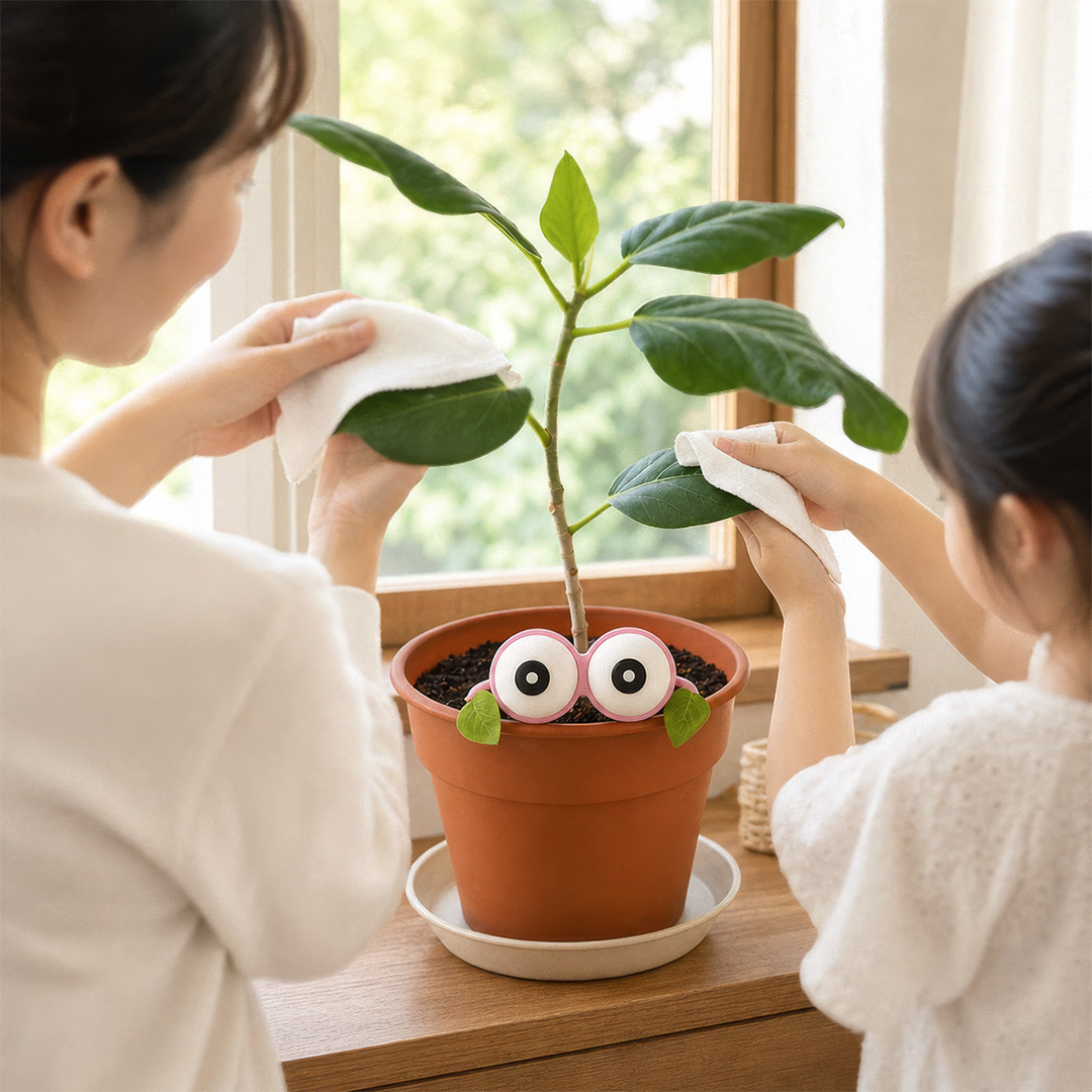 happy_yoppee's tweet photo. 「これが、くすぐったい...という感覚？👀🌿」

葉っぱを、そっと拭く。
こっち側とあっち側から、ふたりで同時に。

お世話のつもりが、
いつの間にかおしゃべりの時間になってた。

Pot Peepers ～植木鉢のひとみ～
https://t.co/R8ffDh2Da8
#happyyoppee #植物のある暮らし #暮らしを楽しむ https://t.co/nN5uUx1hzm