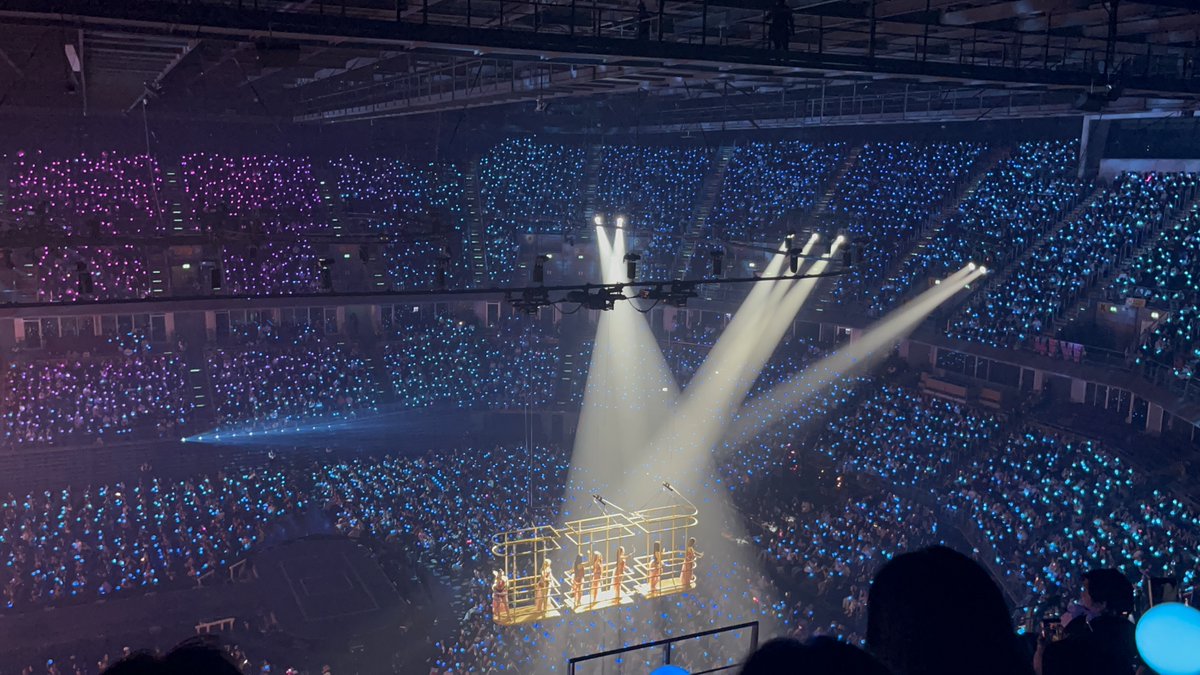 itsxiaoTian's tweet photo. ขอแชร์ในมุมเราบ้าง เป็นมักเกิ้ลไปดูคอนday2 นั่งดอยสูงสุดดูจอเป็นส่วนใหญ่ ตลอดทั้งคอนไม่มีช่วงไหนที่เรารู้สึกเบื่อเลย อึ้งตั้งแต่เริ่มตอนเปิดช่วงแรกที่ 4eve โชว์เพลงเร็วติดๆกัน performance ไม่ดรอปเลยทำได้ไง ส่วนตัวเราชอบช่วง solo มากก ได้เห็นแต่ละคนโชว์ของ เหมือนได้รู้จักตัวตนของแต่ละคนมากขึ้น ทำโชว์ดีทำถึงทุกคน ช่วงดูเอ็ทคงตั้งใจทำมาเพื่อแฟนคลับแต่แฟนเพลงอย่างเราสนุกมากนะ มีครบรส ลุ้นไปด้วยว่าจะได้เห็นใครโชว์กับใคร ความคิดส่วนตัวนะคิดว่าดีแล้วที่จัดวางโชว์มาแบบนี้ โชว์เต็มวง โซโล่ ดูเอ็ท เพลงเร็ว-ช้า มีไฮไลท์จุดพีคของโชว์ ไม่รู้ใช่มั้ยนะแต่นี่ยกให้สเตจ hot2hot ตามด้วย Salsa เป็นสเตจที่สวยตราตรึงที่สุด ส่วน vcr เข้าใจได้เพราะศลปต้องเปลี่ยนชุดเติมหน้าเซ็ตผม+นี่มองจากข้างบนเห็นทีมงานวิ่งเซ็ตฉาก กวาดถูพื้นเวที เช็คความเรียบร้อยบนทางเดินเหนือฮอลล์ก่อนเปิดโชว์กับตอนจะปล่อยรถลอย ใดๆก็เพื่อให้โชว์ออกมาสมบูรณ์และปลอดภัยและนี่กลับขอบคุณที่เลือกทำแบบนี้มากกว่าให้มีเกสหลายๆคนมาคั่น เพราะเราตั้งใจไปดูน้องๆ ก็อยากเห็นน้องๆโชว์มากที่สุด ถึงแม้น้องจะเหนื่อยบ้างแต่ก็มีช่วงที่ได้สลับกันพัก มีช่วงให้เตรียมตัวกับโชว์ต่อไปอยู่และพี่ก็คิดว่ามันออกมาดีอย่างที่น้องๆตั้งใจนะ อ้อมีอีกอย่างตอนดูโชว์วงอยู่ๆก็คิดว่าอืมเด็กๆพวกนี้เก่งนะ วงเด็กผู้หญิงคนไทยยืนอยู่ต่อหน้าคนที่ตั้งใจมาดูคอนเดี่ยวพวกเค้าเป็นหมื่นคน มองจากมุมคนที่ไม่ได้เป็นแฟนคลับรู้สึกชื่นชมและภูมิใจแทนจริงๆ ครั้งนี้เราได้บัตรดอยสูงลิบแต่ครั้งหน้าถ้ามีโอกาสจะขยับเข้าไปใกล้ให้มากขึ้นนะ🫶🏻

#4EVEUnchainedConcert
#4EVEUnchainedConcert_DAY2