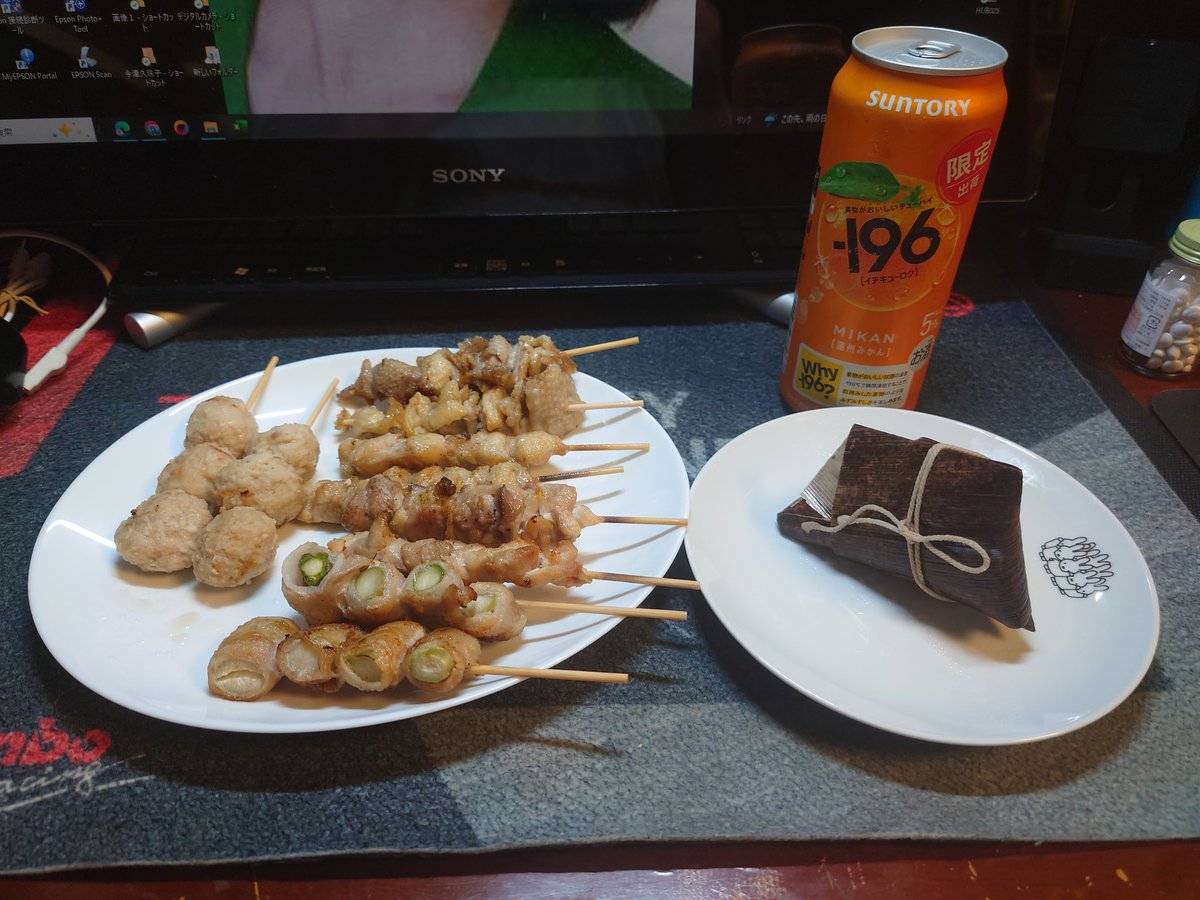 deka_Champion's tweet photo. 今日はチョイ疲れたので、久しぶりに飲みで🤣
平戸で仕事だったので「焼き鳥・やまちゃん」ｄｒ仕入れ
つくね・アスパラ・モモ・ボンジリ・皮を塩でチョイス
ついでに中華ちまきも買って見ました🤗
皆さん、お仕事お疲れ様でした🤗 https://t.co/QJWXaeb4Ru