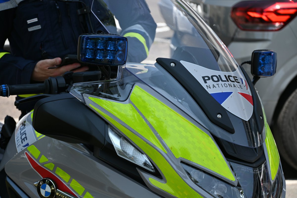 Prefet70's tweet photo. 💡#MardiConseil | Et si votre avenir commençait dans la @PoliceNationale 

🎯 Vous avez moins de 30 ans et souhaitez vous engager au service des citoyens ? Le recrutement de Policier Adjoint est ouvert en Haute-Saône !

👉 Inscriptions et détails sur : https://t.co/Ti9GXTSAhP https://t.co/bhPw5zu80R