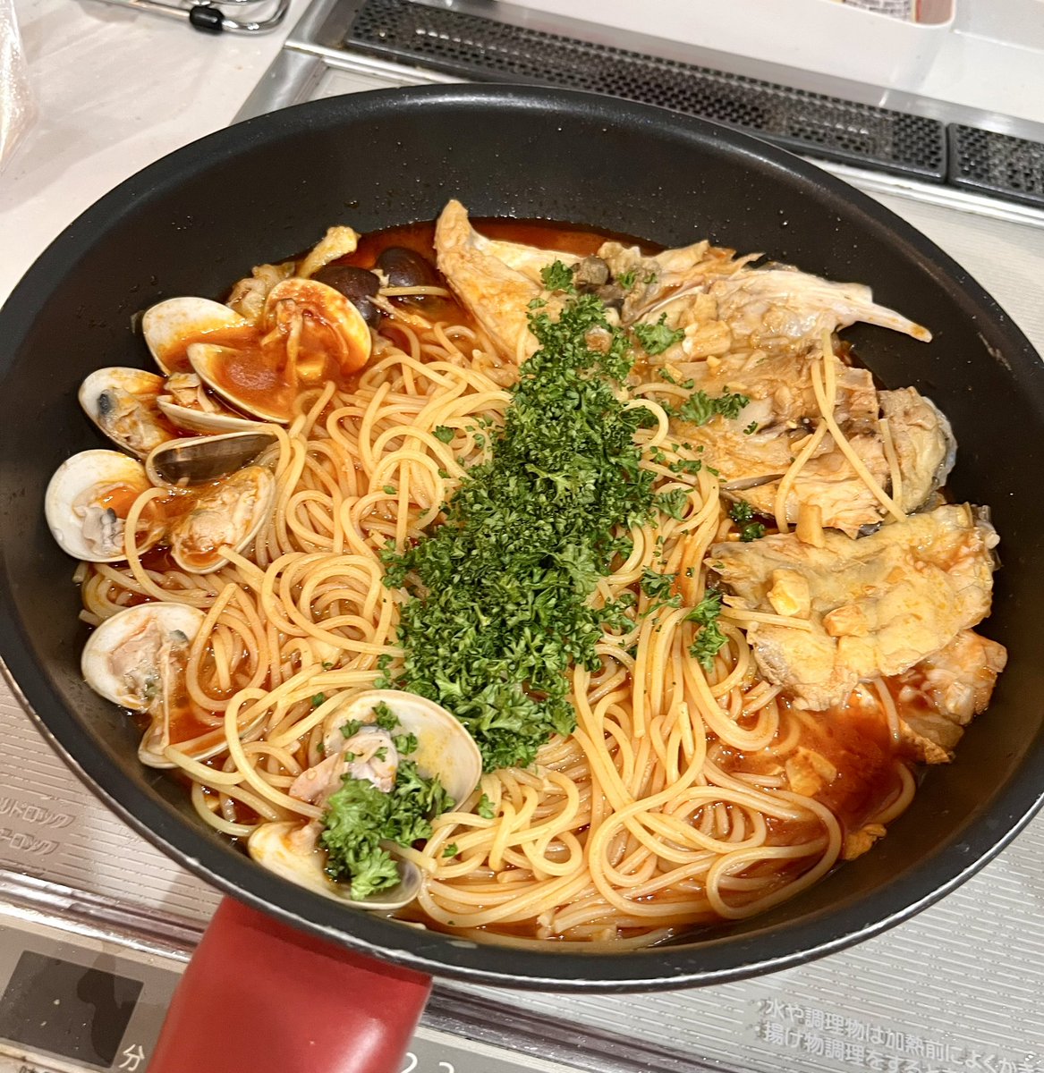 トマトジュースにニンニク、オリーブオイル、鯛のアラ、あさり、白だし、パスタをぶち込んで煮る。最後に山盛りパセリ。 